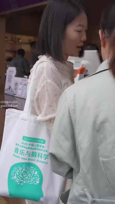 9af9cb73-4a18-4984-867b-4b7365646a4b.mp4