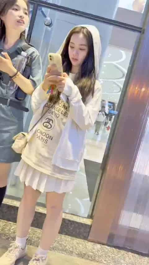 d9c36dff-9ec7-4bb4-81ab-57ed98ac3cd6.mp4