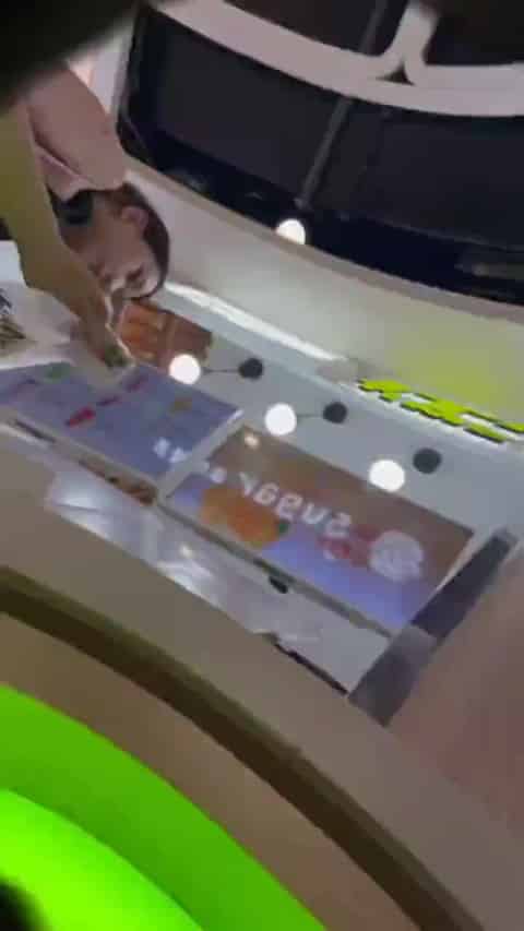 400d2801-08bc-4847-9403-e12f1b61ddad.mp4