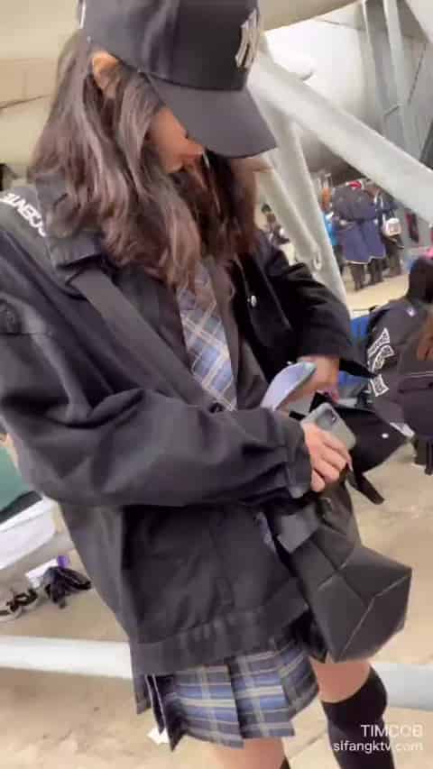 7b852f5e-ee9c-40ed-bbc9-095b9bd0729a.mp4