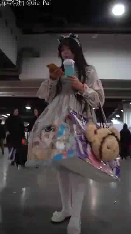 ee328bb6-e2a8-44a0-8457-064fe1642fbb.mp4