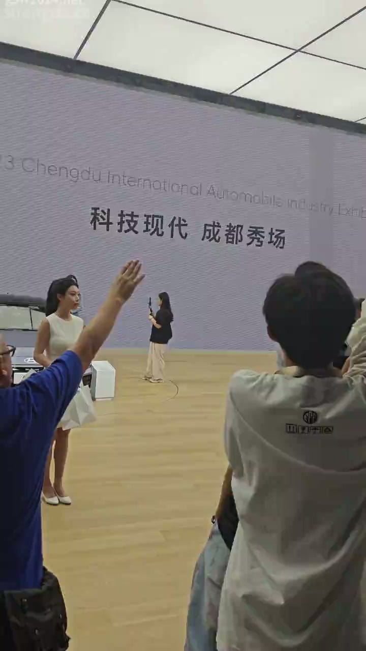 9cc91074-19dd-4b16-bf19-6355e28206fb.mp4