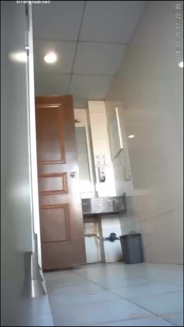 f1339b6e-55b4-4c94-81f1-15295889692c.mp4