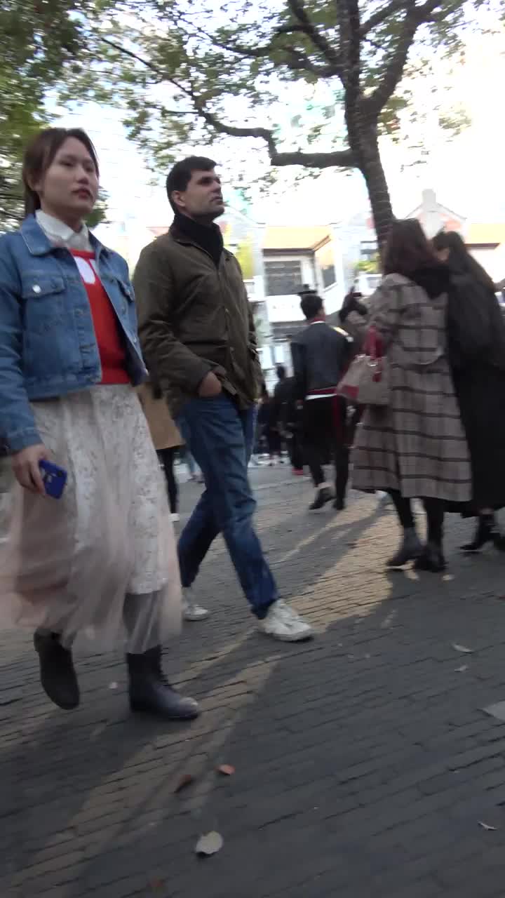 2f3f9a32-c2bd-498f-86e2-0bf37afef9c0.mp4